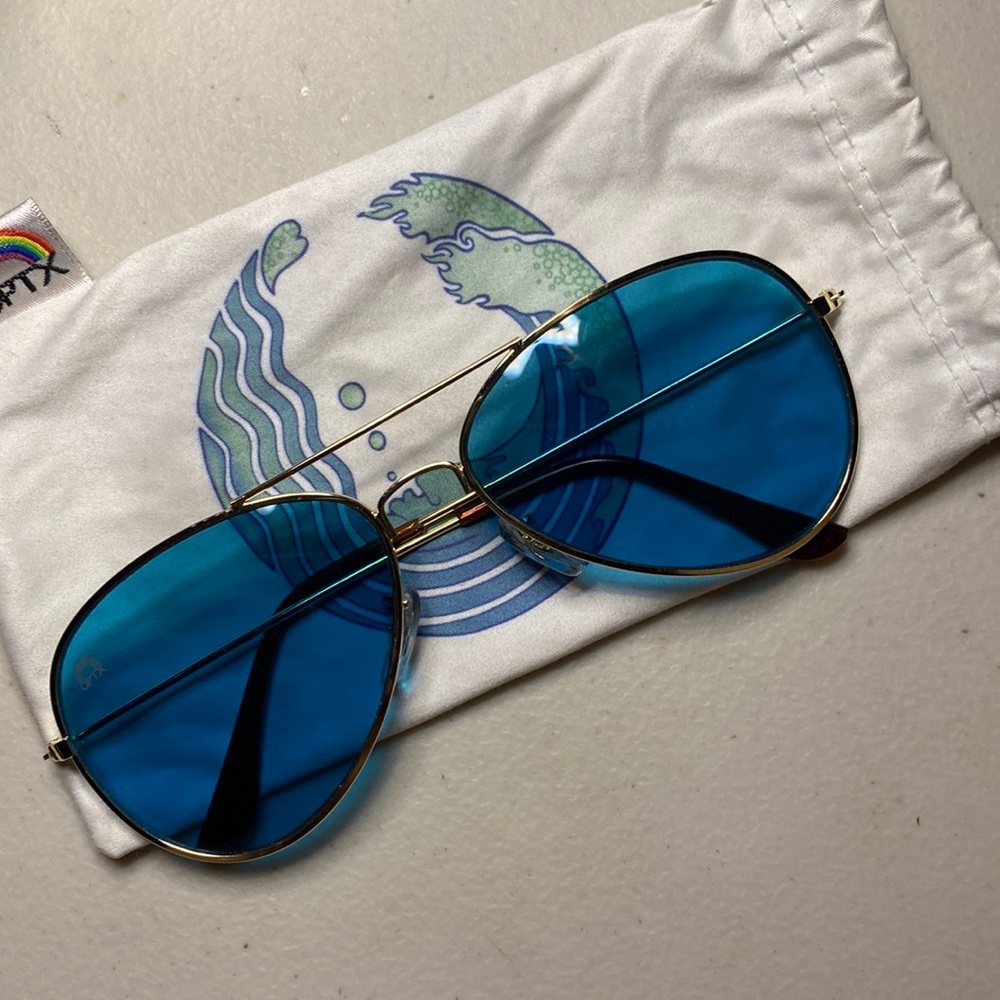 Blue tinted sunníes